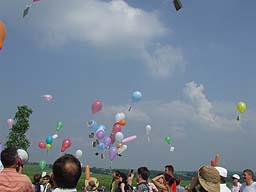 Kinder lassen Ballons steigen